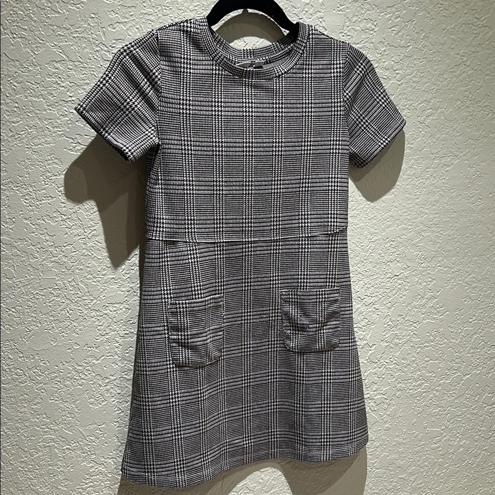 GAP Gray and White Sheath Dress Crew Neck Casual
